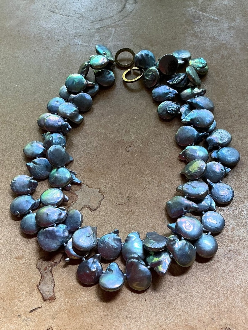 GORGEOUS iridescent COIN PEARL NECKLACE. Silvery.